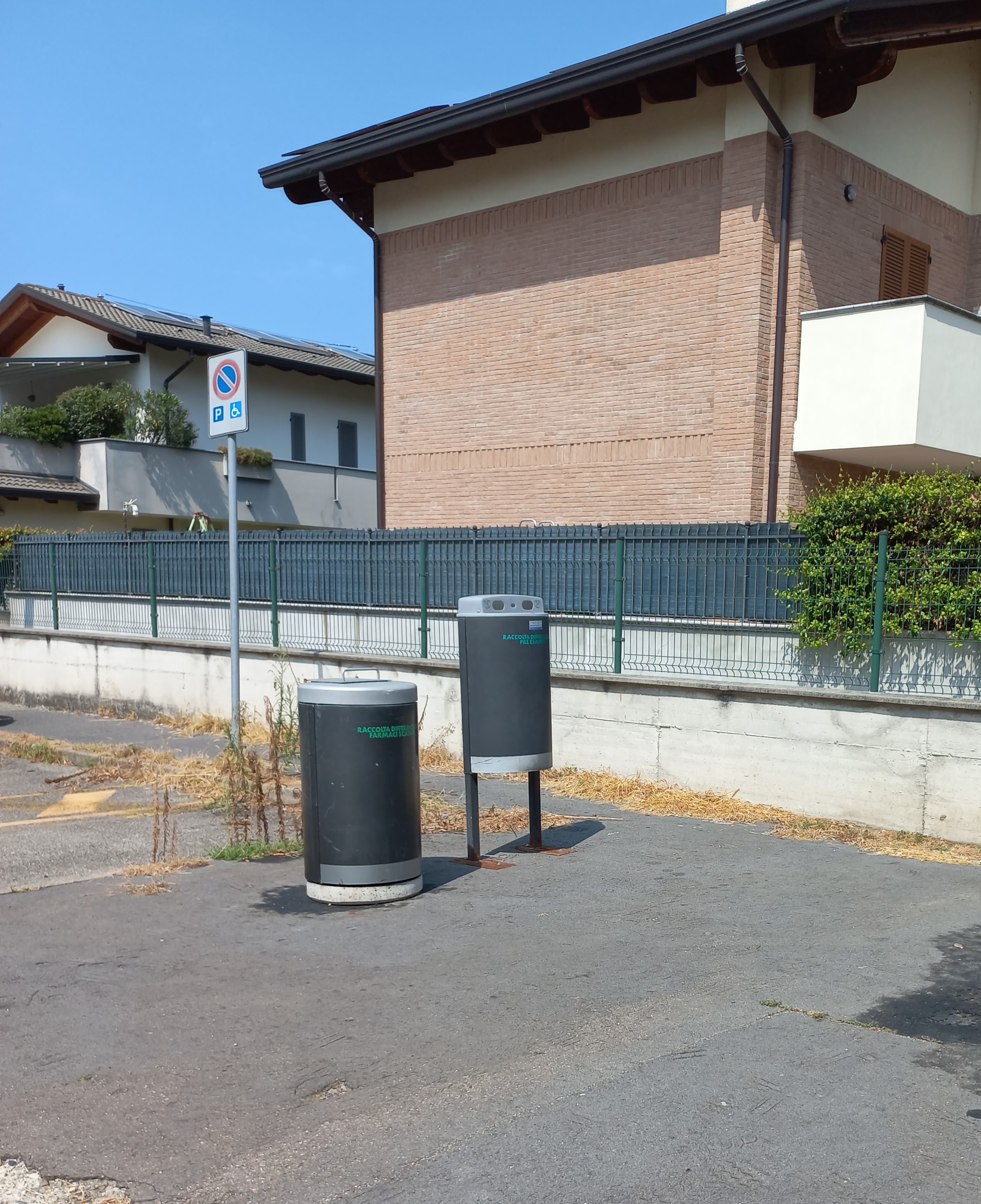 Contenitore pile esauste e farmaci via Dei Prati