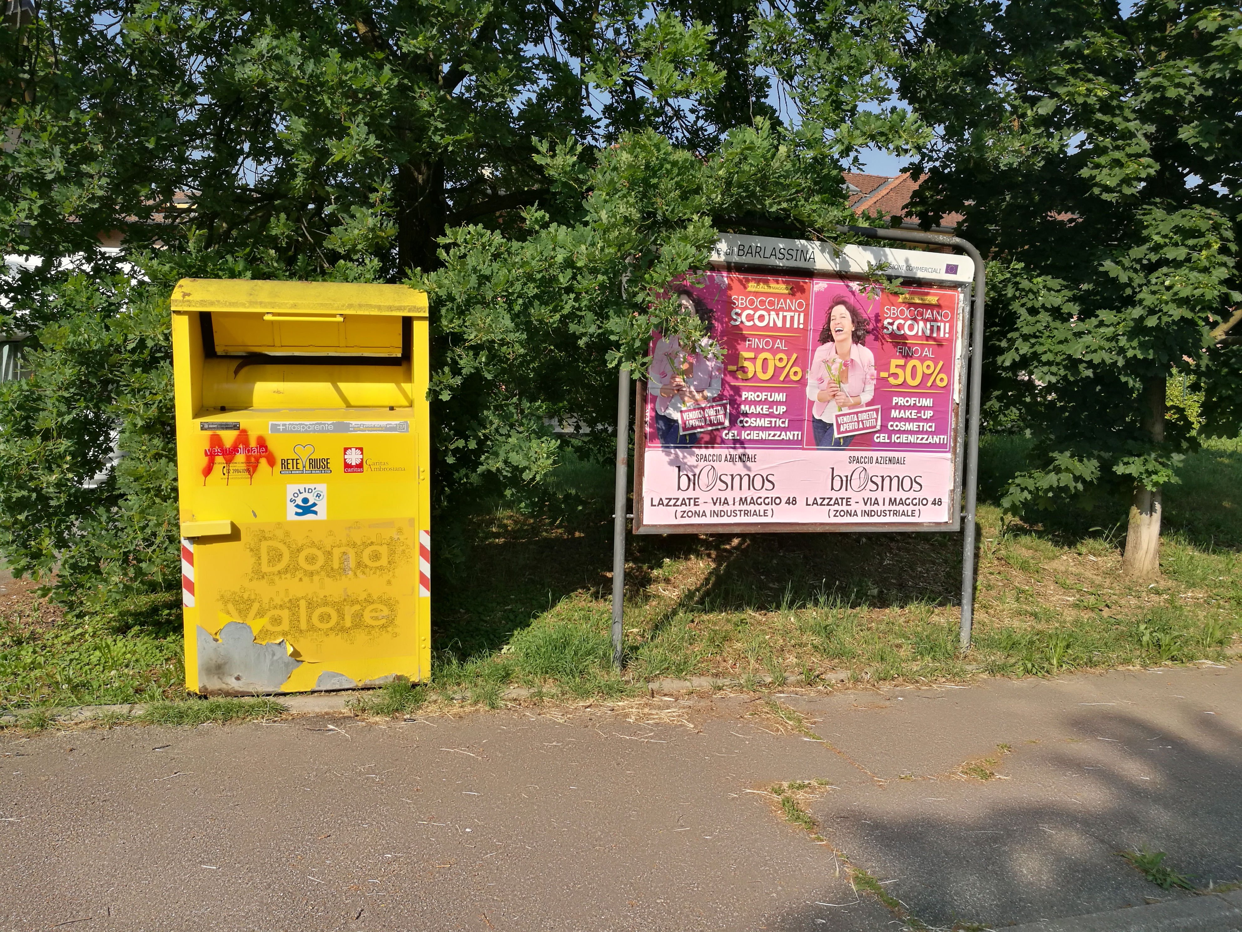 Cassonetto raccolta vestiti usati - via Segantini