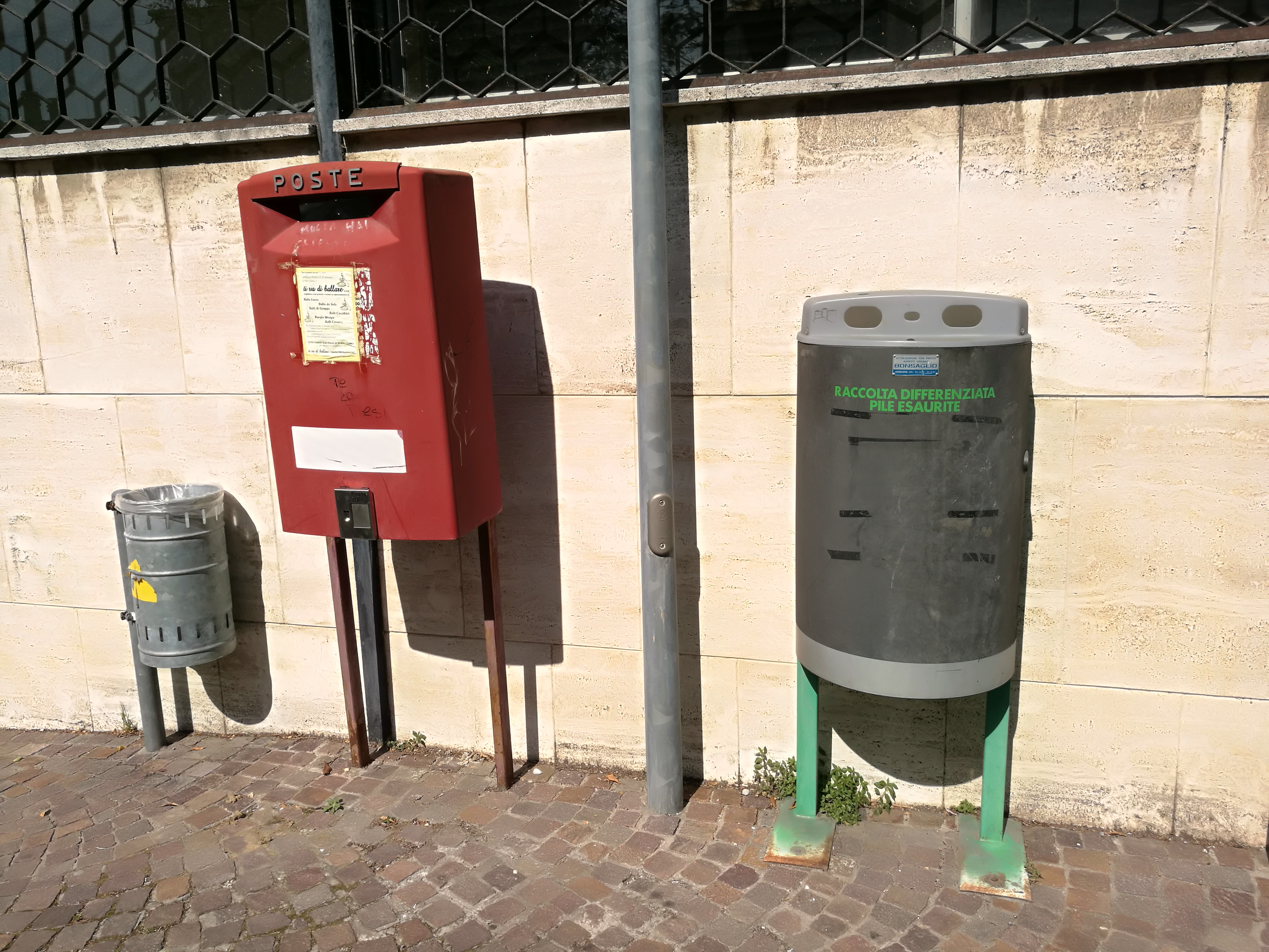 Contenitore pile esauste - via Piave