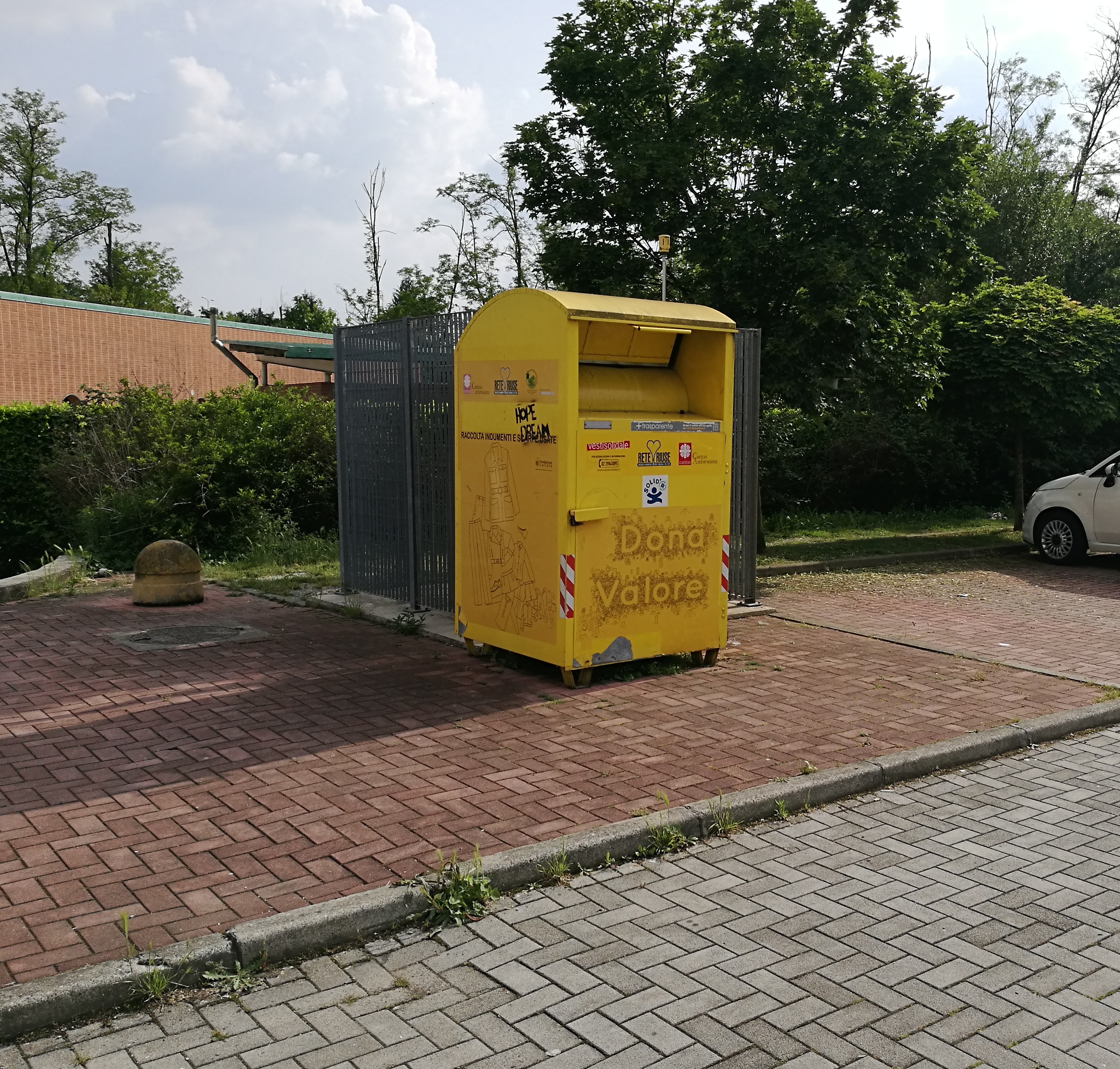Cassonetto raccolta vestiti usati - via Don Borghi