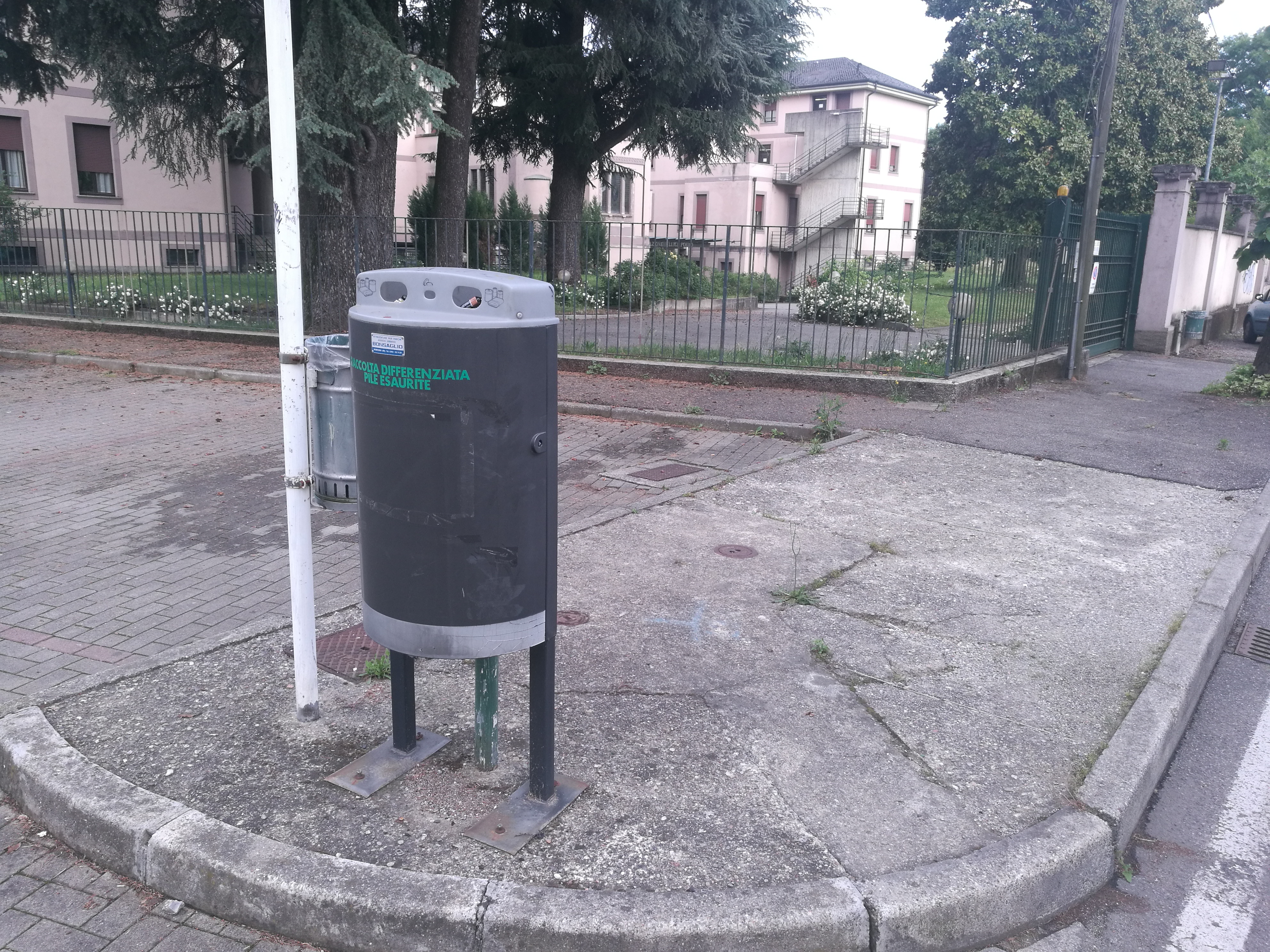 Contenitore pile esauste - Largo Montessori ang. via Piave